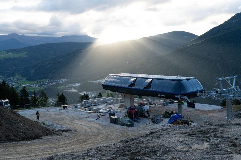 Bau einer LEITNER-Bergstation in Tirol – Industriefotografie mit Blick ins Tal bei Sonnenuntergang