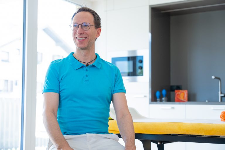 Porträt eines Mannes in Praxisumgebung – professionelle Businessfotografie für Gesundheitsberufe in Tirol