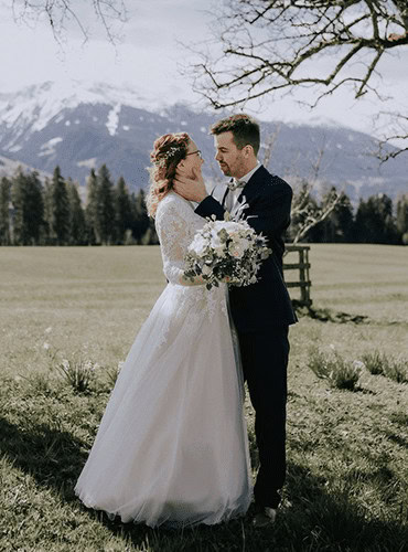 Brautpaar vor Bergkulisse in Tirol – Szenenbild als Symbol für emotionale Hochzeitsfilme von JH-Creative