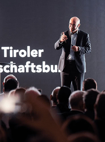 Keynote-Speaker bei Tiroler Wirtschaftsevent – aufgenommen von JH-Creative, Foto- und Videoproduktion für Unternehmen in Tirol.