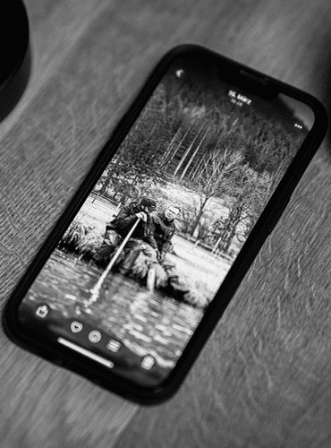 Smartphone mit Social-Media-Post in Schwarzweiß – visuelles Storytelling für Instagram Content