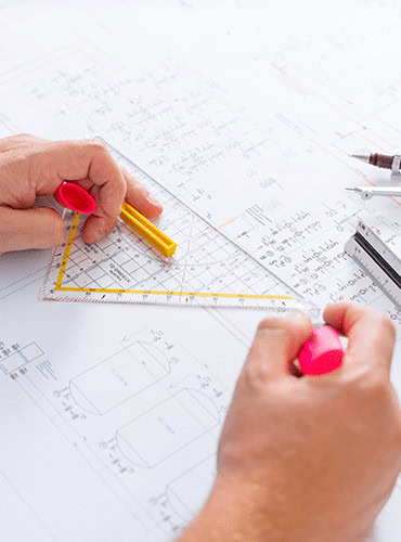 Hände mit Lineal und Leuchtstift bei der technischen Planung – Bauzeichnung und Konstruktion im Detail