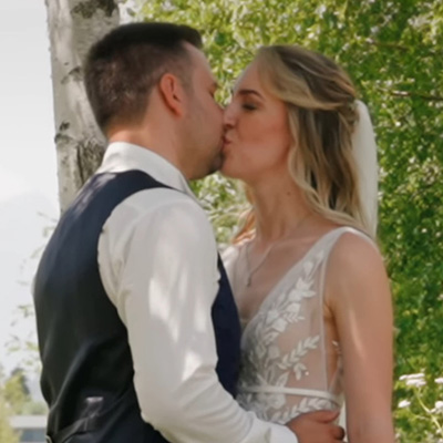 Kuss des Brautpaars bei einer orthodoxen Hochzeit in Schwaz, Tirol – aufgenommen von Hochzeitsfilmer Julian Haberl