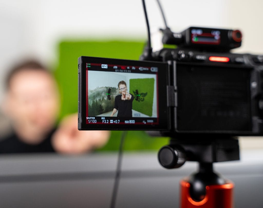 Aufnahme einer Videoproduktion mit Fokus auf das Kameradisplay – Content-Erstellung für Unternehmen in Tirol