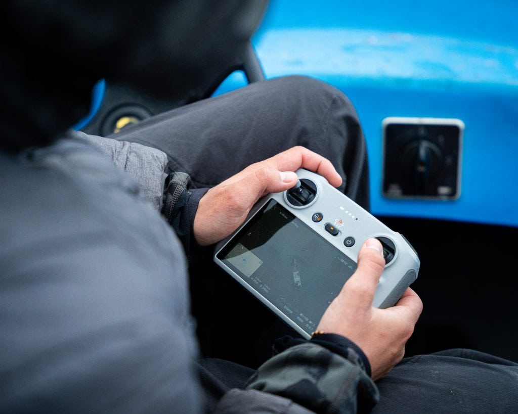Drohnenaufnahme in Vorbereitung – Foto eines DJI-Controllers während eines professionellen Videodrehs in Tirol