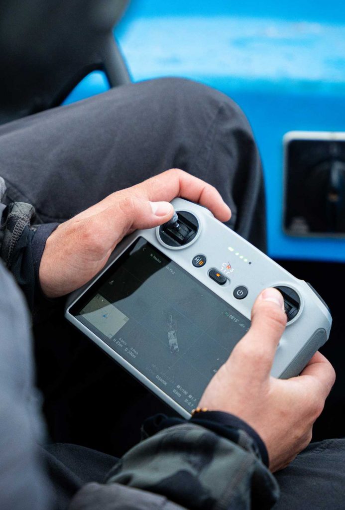 Drohnenaufnahme in Vorbereitung – Foto eines DJI-Controllers während eines professionellen Videodrehs in Tirol