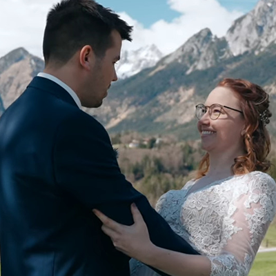 Hochzeitspaar in Gnadenwald, Tirol – emotionaler Moment mit Alpenkulisse, gefilmt von Julian Haberl