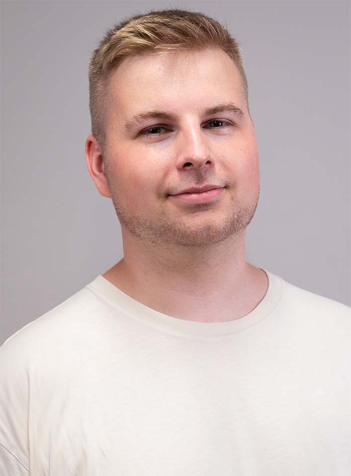 Hochkant Portraitaufnahme des Foto- & Videografen Julian Haberl aus Thaur in Tirol