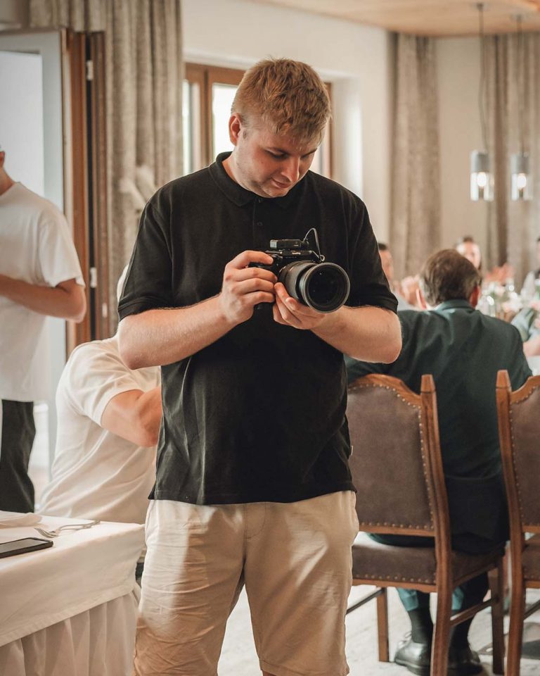 Videograf Julian Haberl filmt eine Hochzeit in Tirol mit professioneller Kameraausrüstung