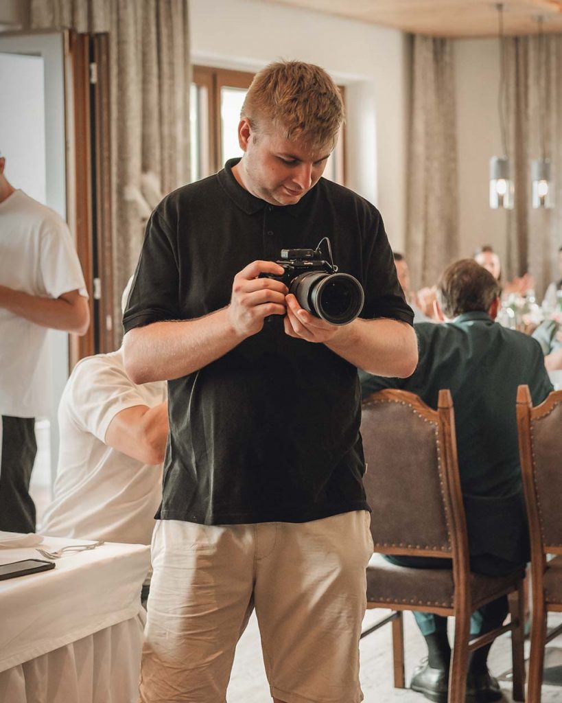Videograf Julian Haberl filmt eine Hochzeit in Tirol mit professioneller Kameraausrüstung