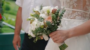 Detailaufnahme Brautstrauß mit Rosen und Eukalyptus – ruhiger Stil für den Hochzeitsfilm in Tirol