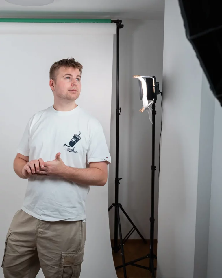Making-of-Foto im Studio mit Julian Haberl, Fotograf und Videograf aus Tirol, vor Hohlkehle und Blitzlicht.