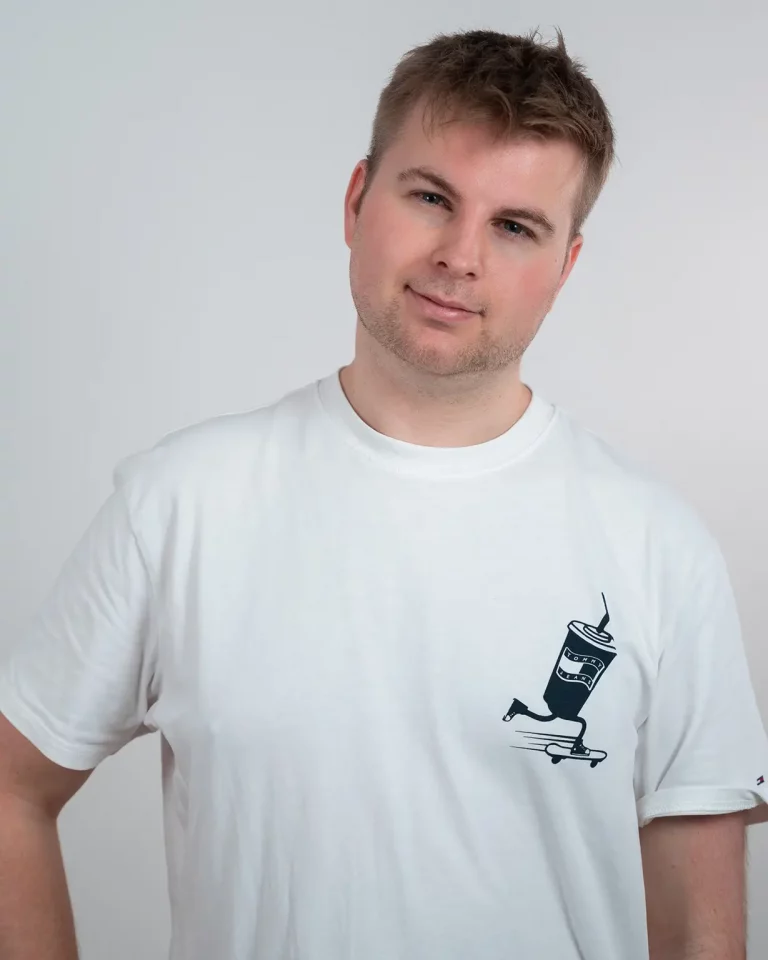 Portraitfoto von Julian Haberl im Studio, Personal-Brand-Fotografie für jh-creative.eu.