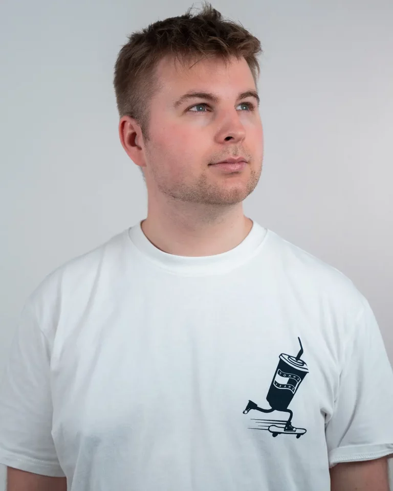 Portrait von Julian Haberl im Studio, Fotograf und Videograf aus Tirol, Blick leicht nach oben.