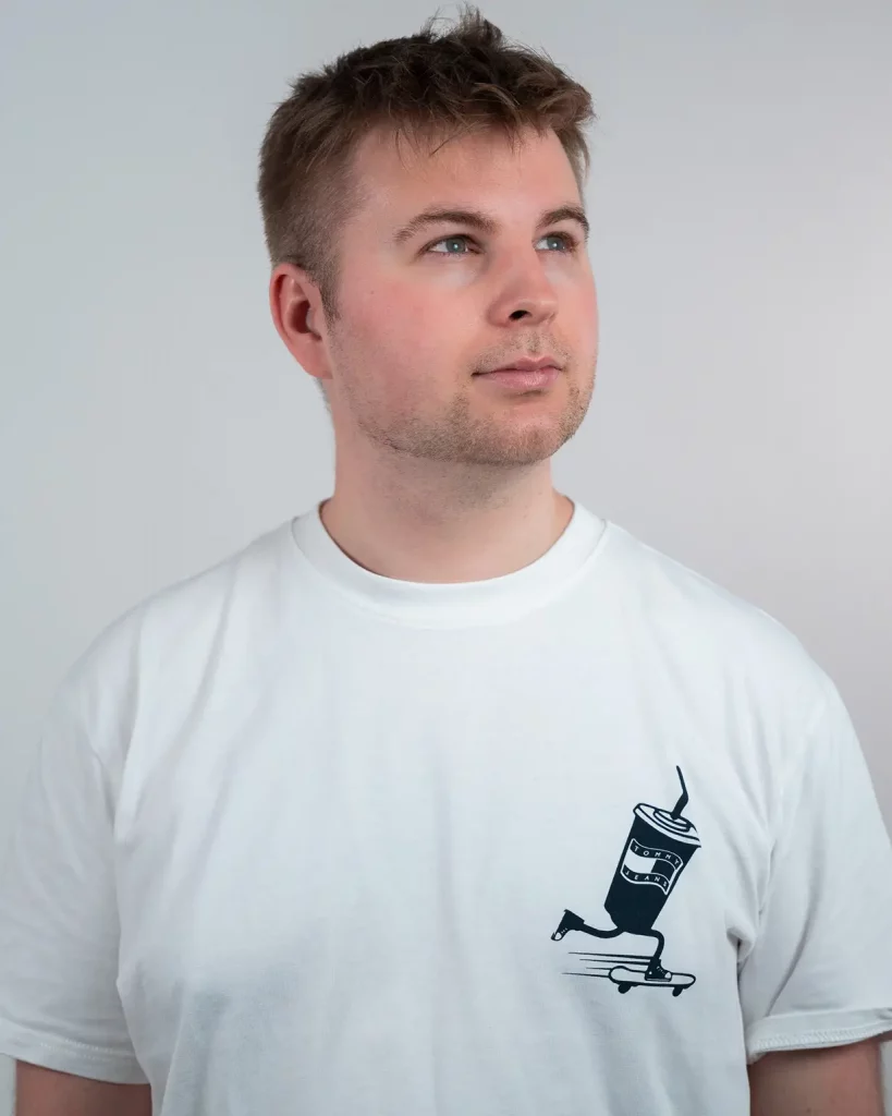 Portrait von Julian Haberl im Studio, Fotograf und Videograf aus Tirol, Blick leicht nach oben.