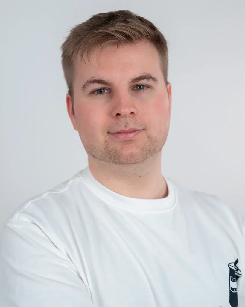 Nahaufnahme von Julian Haberl im Studio, professioneller Foto- und Videograf aus Tirol, mit ruhigem und authentischem Ausdruck.