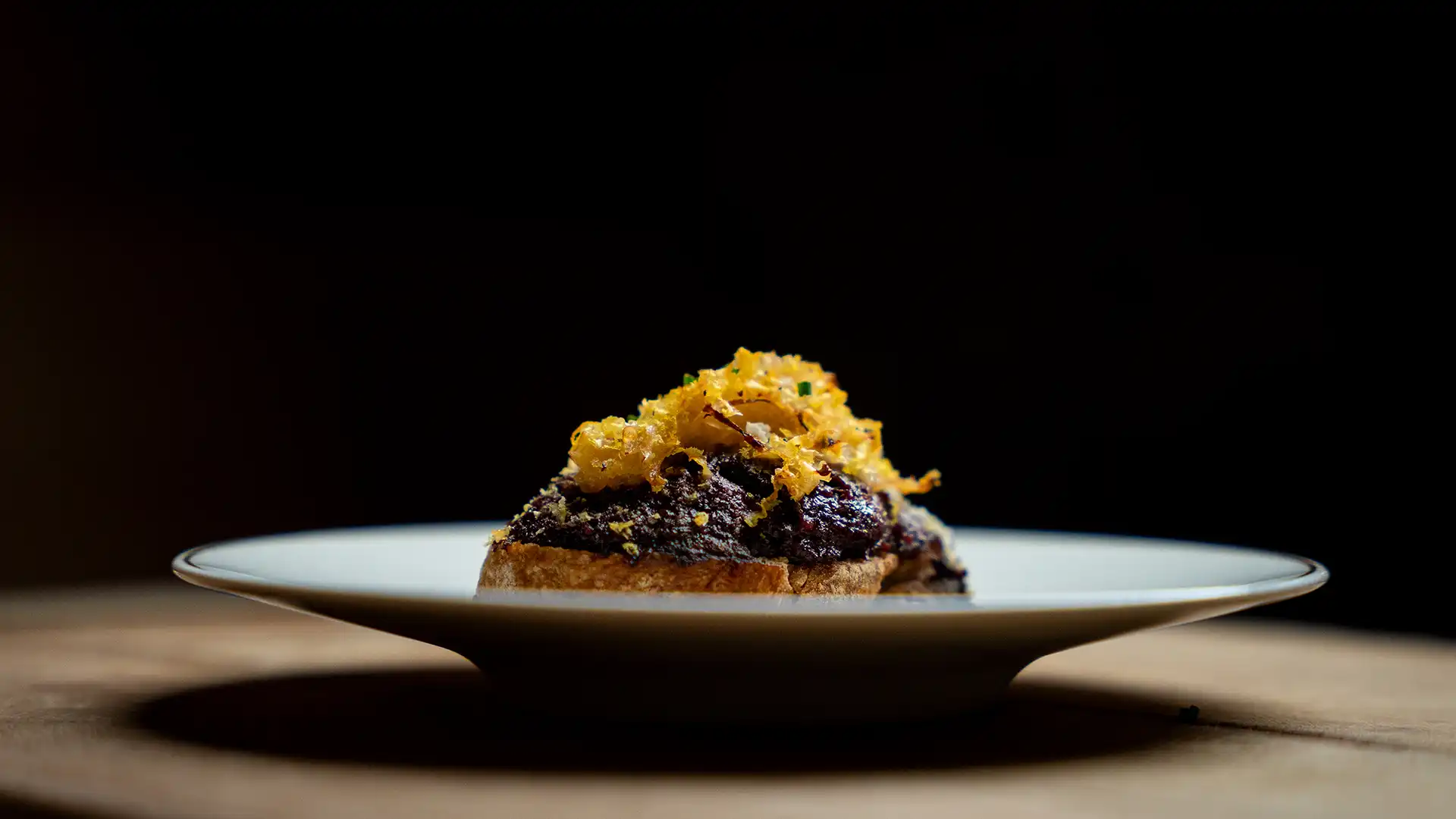 Hochwertig inszeniertes Feinkostgericht auf einem Teller – professionelle Food-Fotografie für Restaurants, Hotels und Gastronomiebetriebe in Tirol.